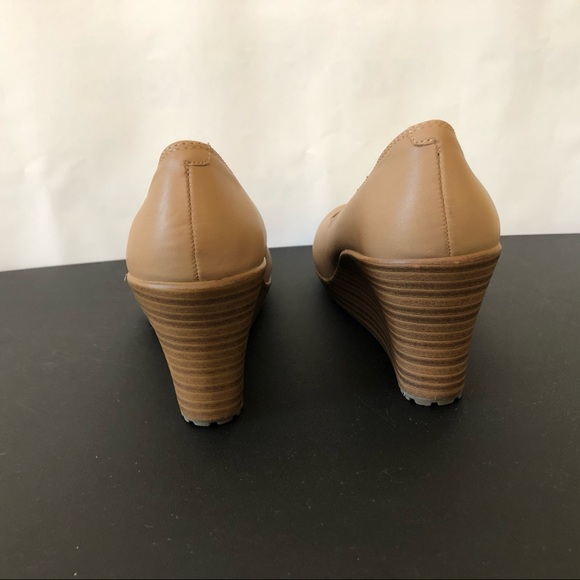 Crocs Tan wedges size 6. - Picture 2 of 8